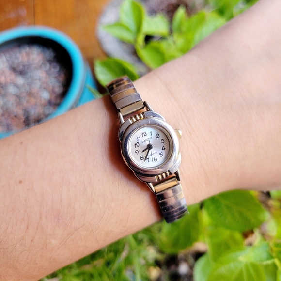 Vintage Watchit Classic Womens Womans Silver & Gold Analog Dainty Stretch Watch - Picture 5 of 6